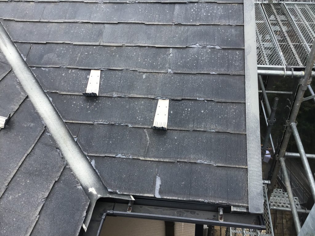 高崎市でスレート屋根材パミールの層間剥離を確認し屋根カバー工法で保護した現場