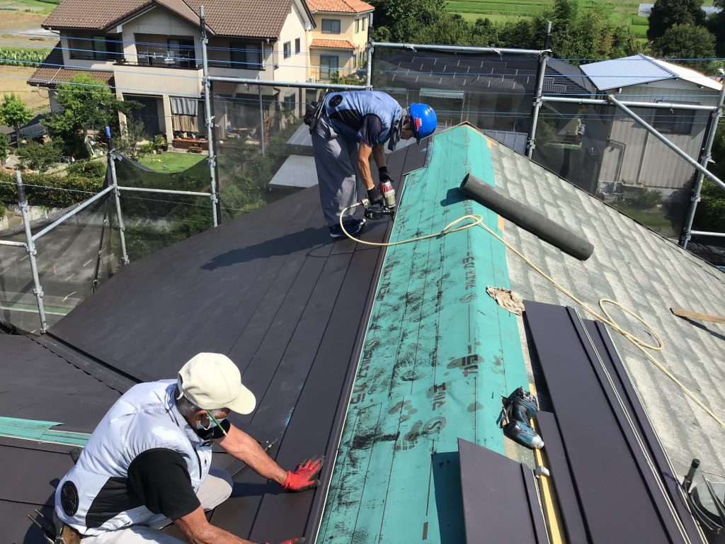 屋根材の施工中