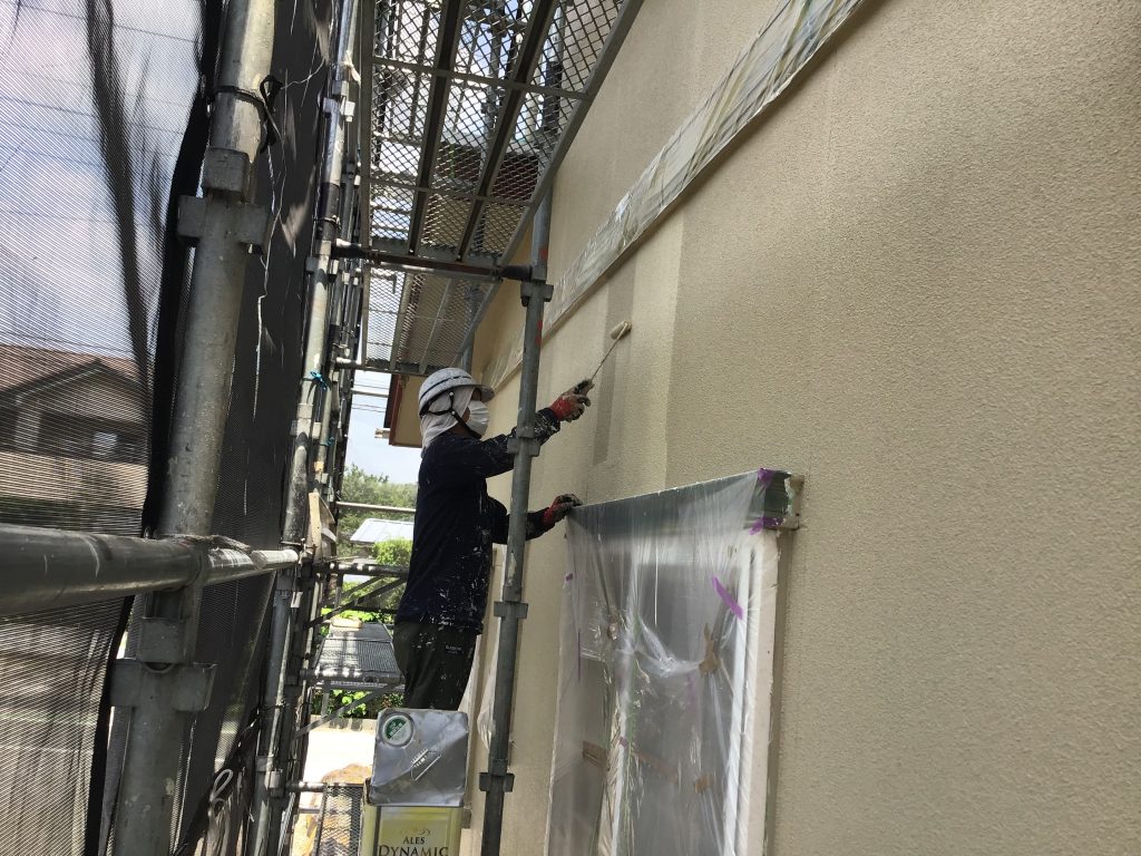 外壁の上塗り作業