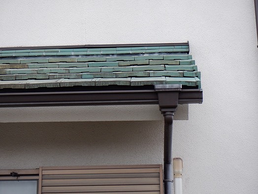 高崎市で瓦にずれがあり横や上下や前後にすき間ができている屋根