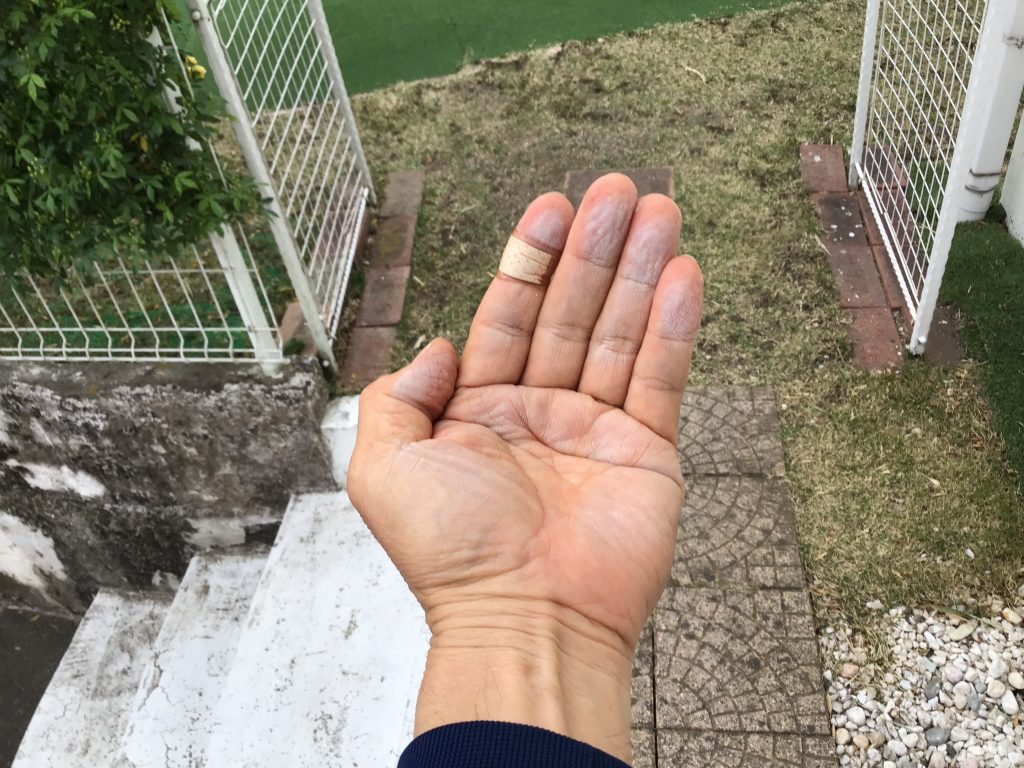 手に付く外壁の白粉
