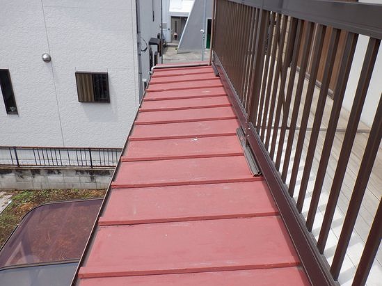 高崎市で雨樋が斜めに曲がって塗装が傷んでいる板金屋根の調査