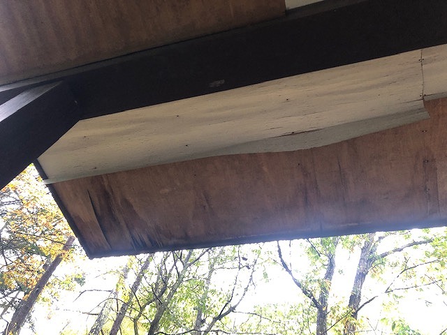 雨漏りによりボロボロのベニヤ板の軒天井