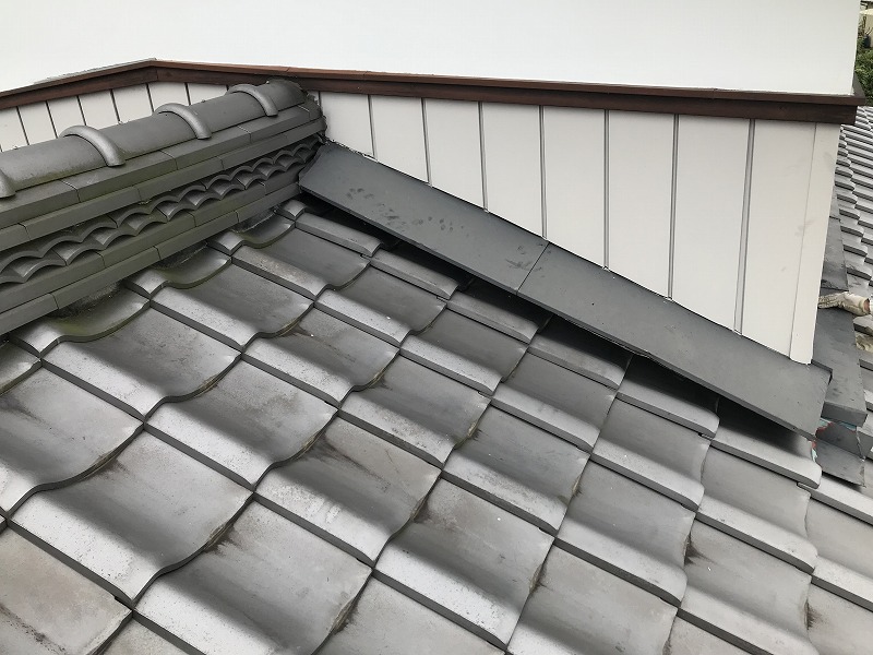 高崎市で強風の雨の時に雨漏りする棟瓦にガルバリウム鋼板を取付