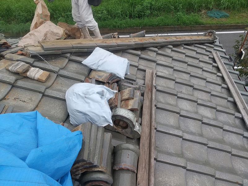 高崎市住環境改善助成金で日本瓦の屋根の隅の棟瓦の積み直し工事①