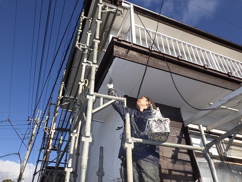 軒天塗装の作業状況