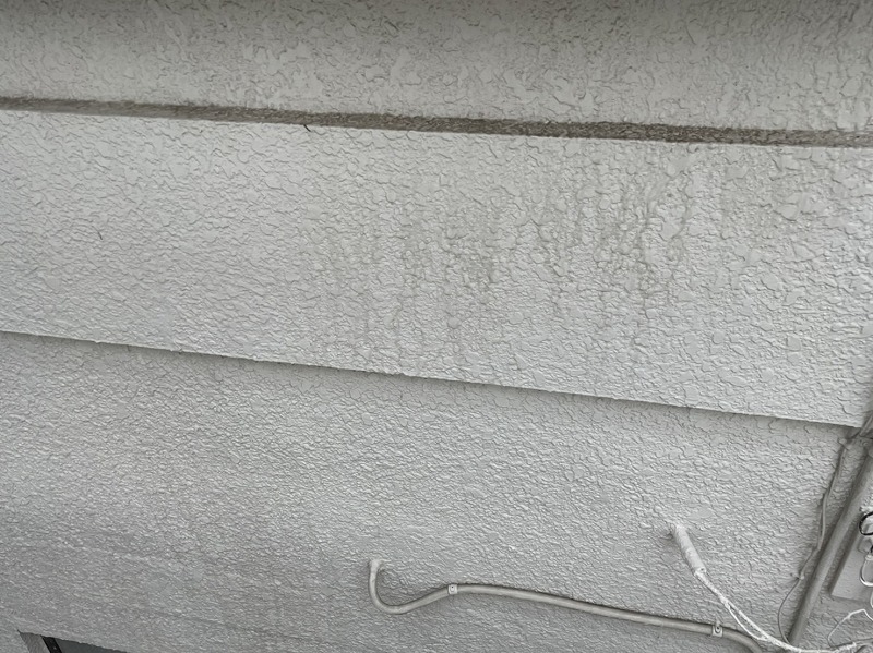高崎市で外壁塗装するために壁や床や窓周りなど高圧洗浄する作業