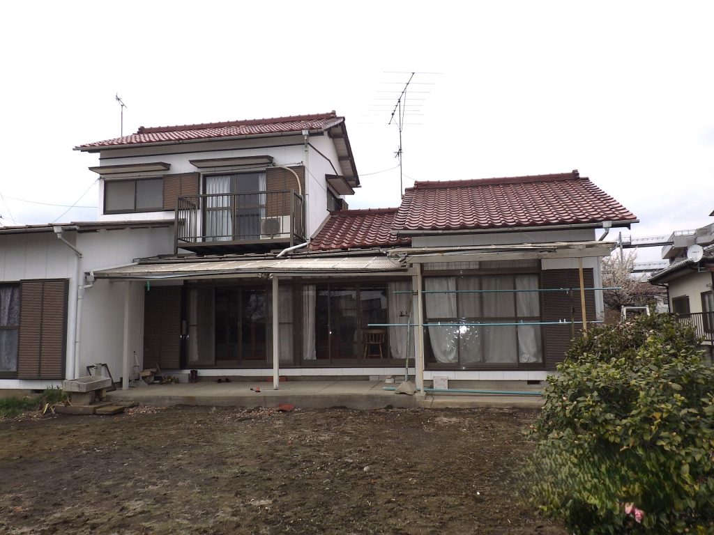 高崎市矢原で棟瓦のズレや金属屋根の錆び、雨樋の変形と外壁のチョーキングを確認した現地調査