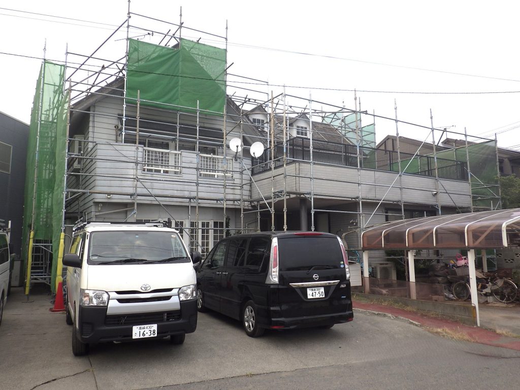 足場を組んだ住宅全景