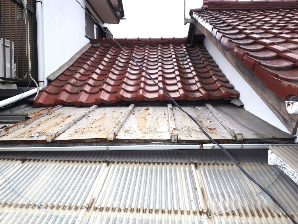 錆びた下屋金属屋根