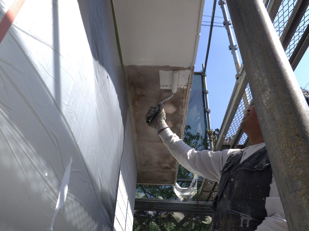 軒天の塗装作業