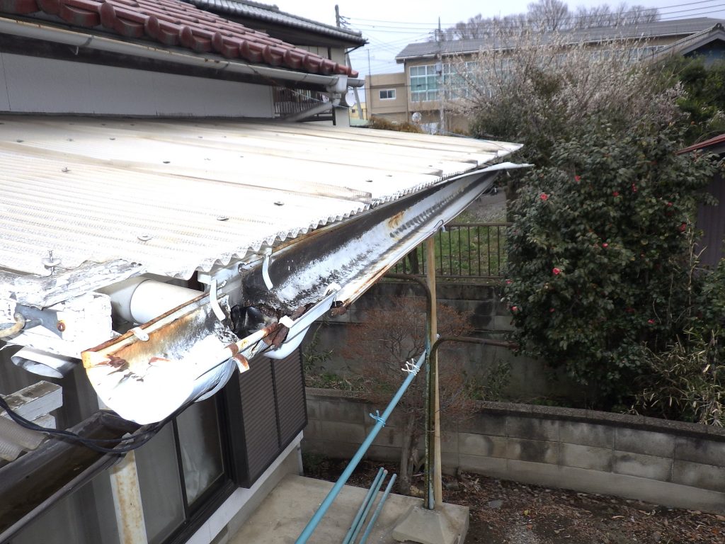 変形したテラス雨樋