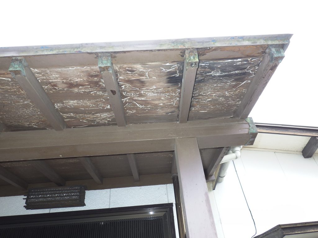 劣化した波板屋根裏
