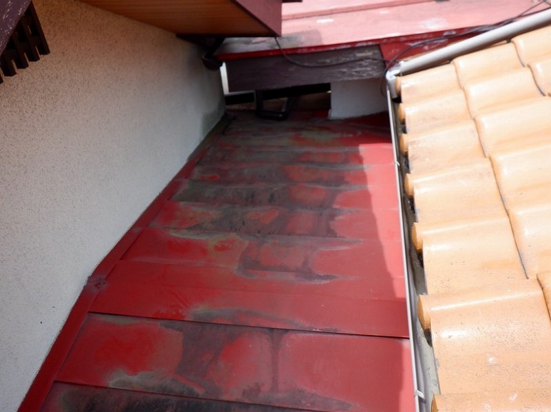 高崎市で雨漏りした所にシーリング剤を塗られた横葺きの板金屋根