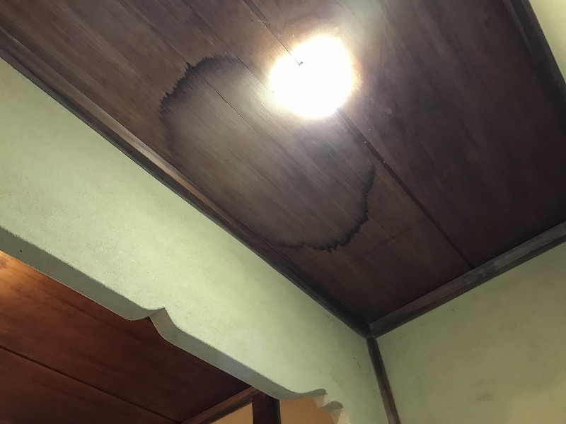 玄関天井の雨漏りのシミ