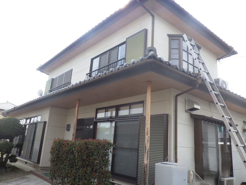 住宅全景と屋根調査