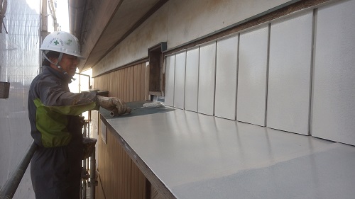 庇天端の塗装作業
