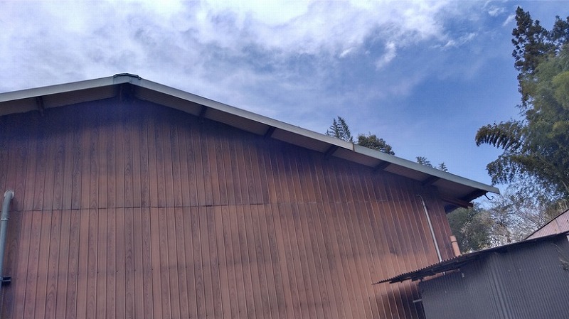高崎市で雪で形が歪んだ雨樋と塗装が無くサビたトタン波板の屋根