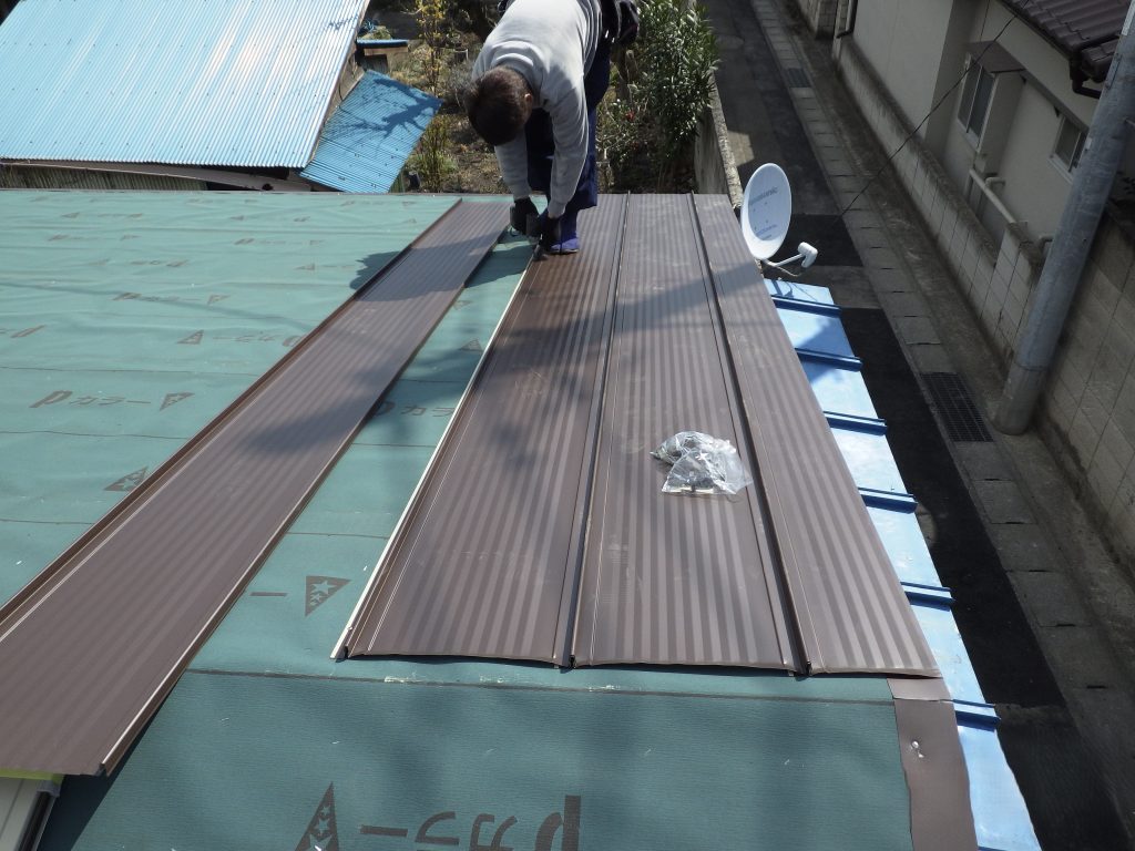 金属屋根材の施工中