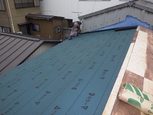 防水シート施工中の屋根