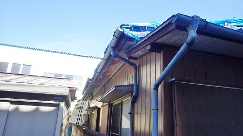交換前の劣化した雨樋