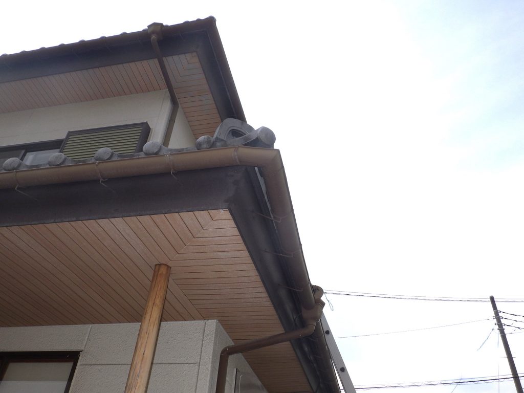 軒先の劣化した雨樋