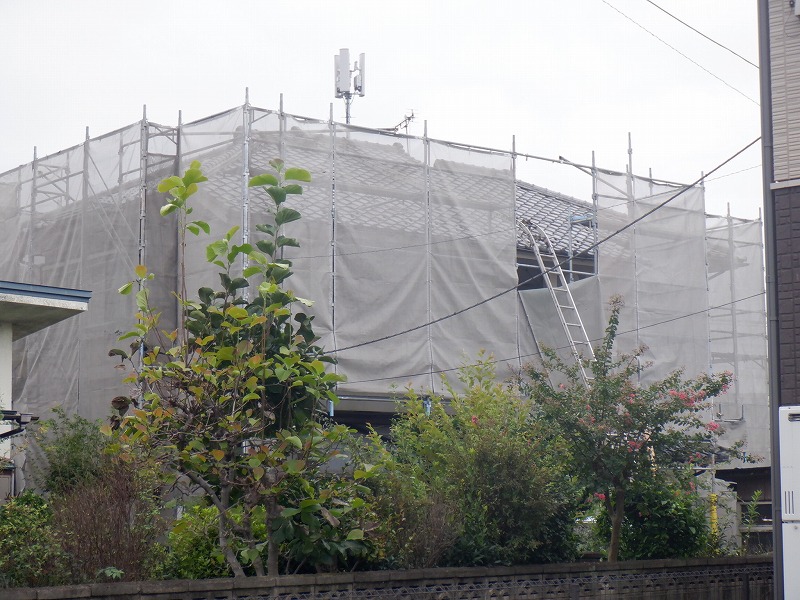 高崎市で突風による風害の保険を使い屋根の瓦を直す工事しました