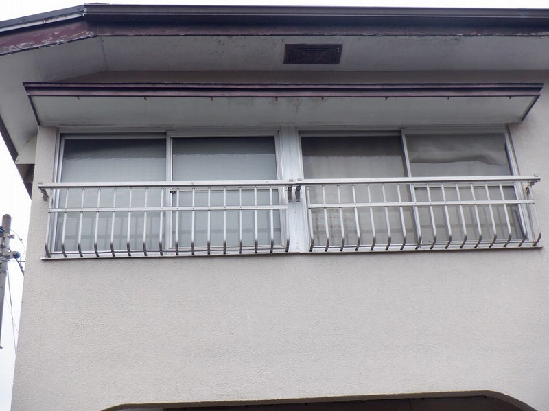 高崎市で屋根の横の木の板の塗装見積もりと表面が傷んだ軒天井